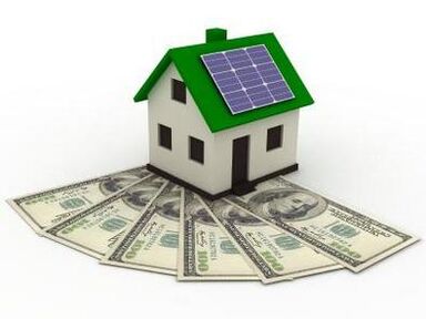 Sončni kolektorji na strehi hiše za varčevanje z energijo
